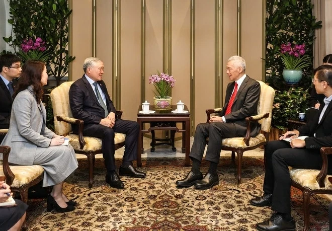 Permanent Deputy PM Nguyen Hoa Binh, Singaporean Senior Minister Lee Hsien Loong hold meeting to promote stronger partnership