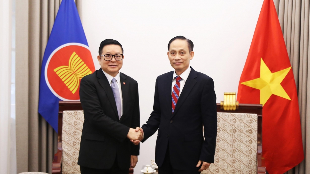 Foreign Minister Le Hoai Trung meets ASEAN Secretary-General Kao Kim Hourn