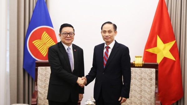 Foreign Minister Le Hoai Trung meets ASEAN Secretary-General Kao Kim Hourn