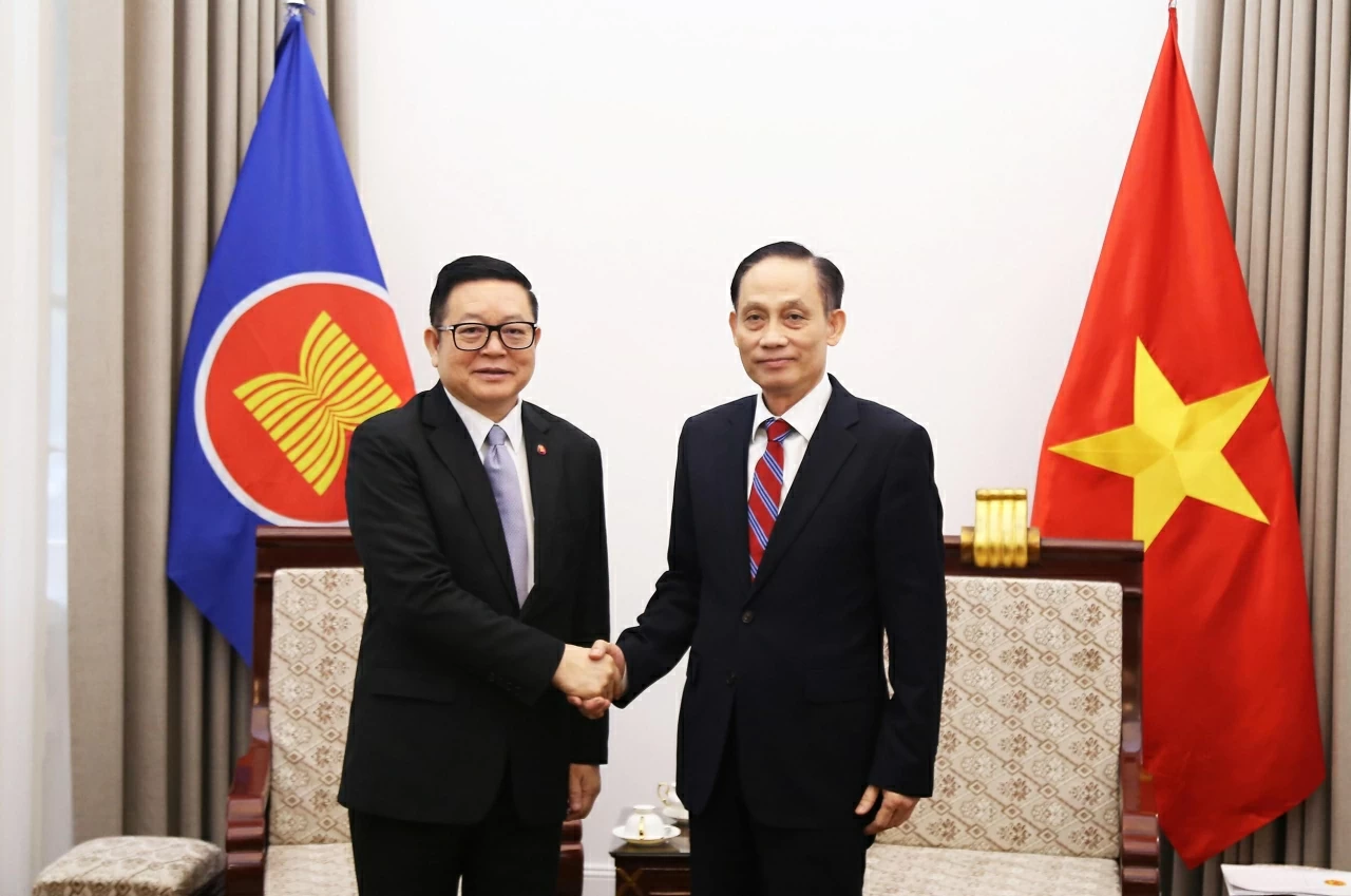 Foreign Minister Le Hoai Trung meets ASEAN Secretary-General Kao Kim Hourn