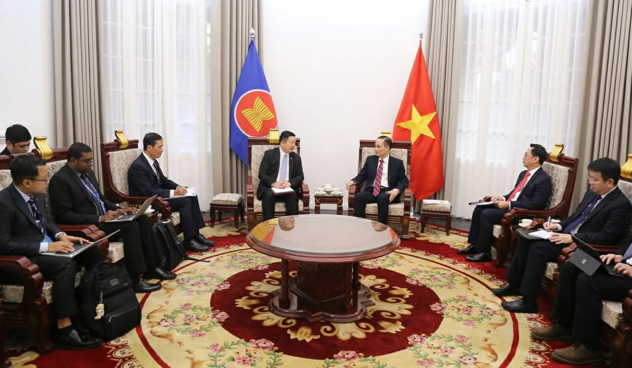Foreign Minister Le Hoai Trung meets ASEAN Secretary-General Kao Kim Hourn