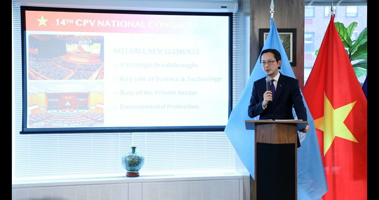 Ambassador Do Hung Viet briefs international press in New York on the 14th National Party Congress