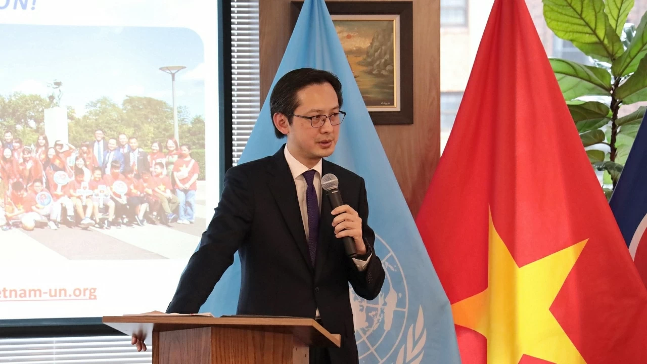 Ambassador Do Hung Viet briefs international press in New York on the 14th National Party Congress