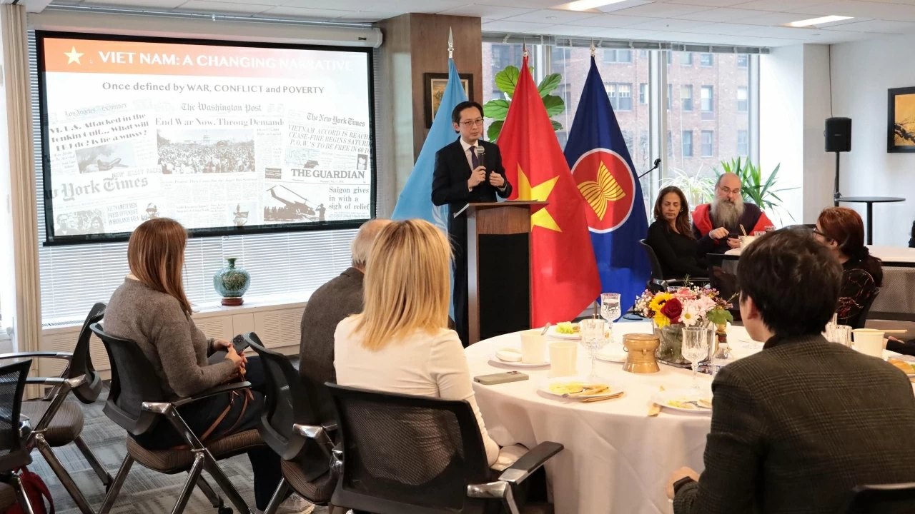 Ambassador Do Hung Viet briefs international press in New York on the 14th National Party Congress