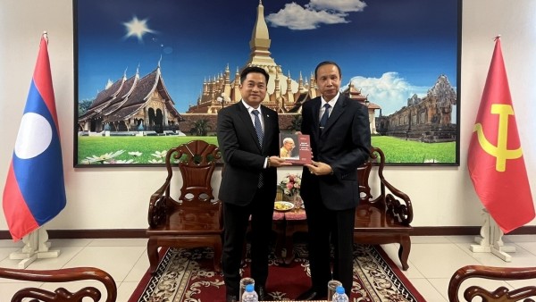 Lao Consul General and Governor of Thailand's Khon Kaen extend best wishes for the 14th National Congress of the Communist Party of Vietnam