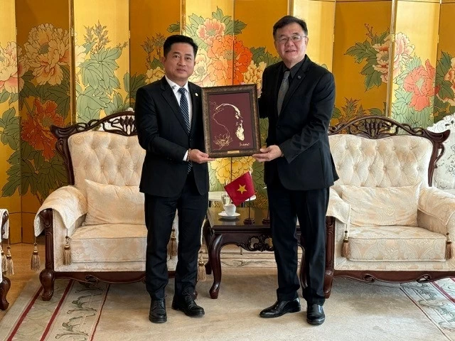 Lao Consul General and Governor of Thailand's Khon Kaen extend best wishes for the 14th National Congress of the Communist Party of Vietnam