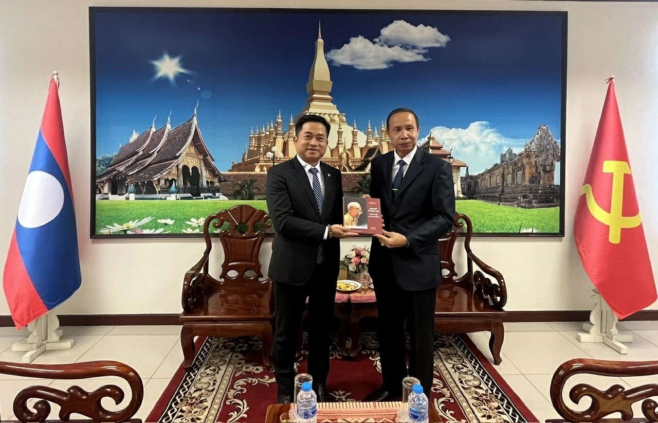 Lao Consul General and Governor of Thailand's Khon Kaen extend best wishes for the 14th National Congress of the Communist Party of Vietnam
