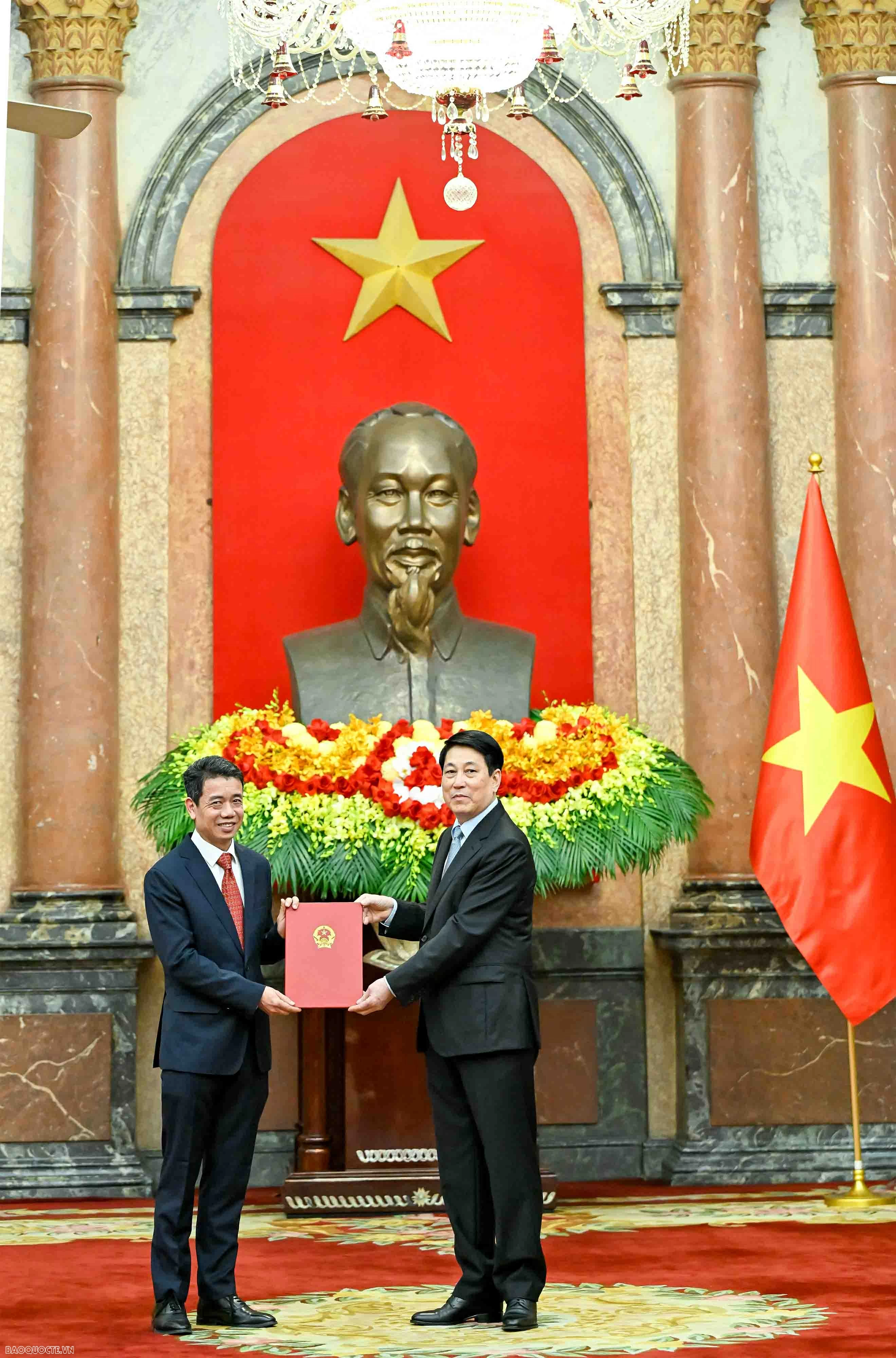 President Luong Cuong presents Appointment Decisions for Vietnamese Ambassadors for the 2025-2028 term President Luong Cuong presents Appointment Decisions for Vietnamese Ambassadors for the 2025-2028 term