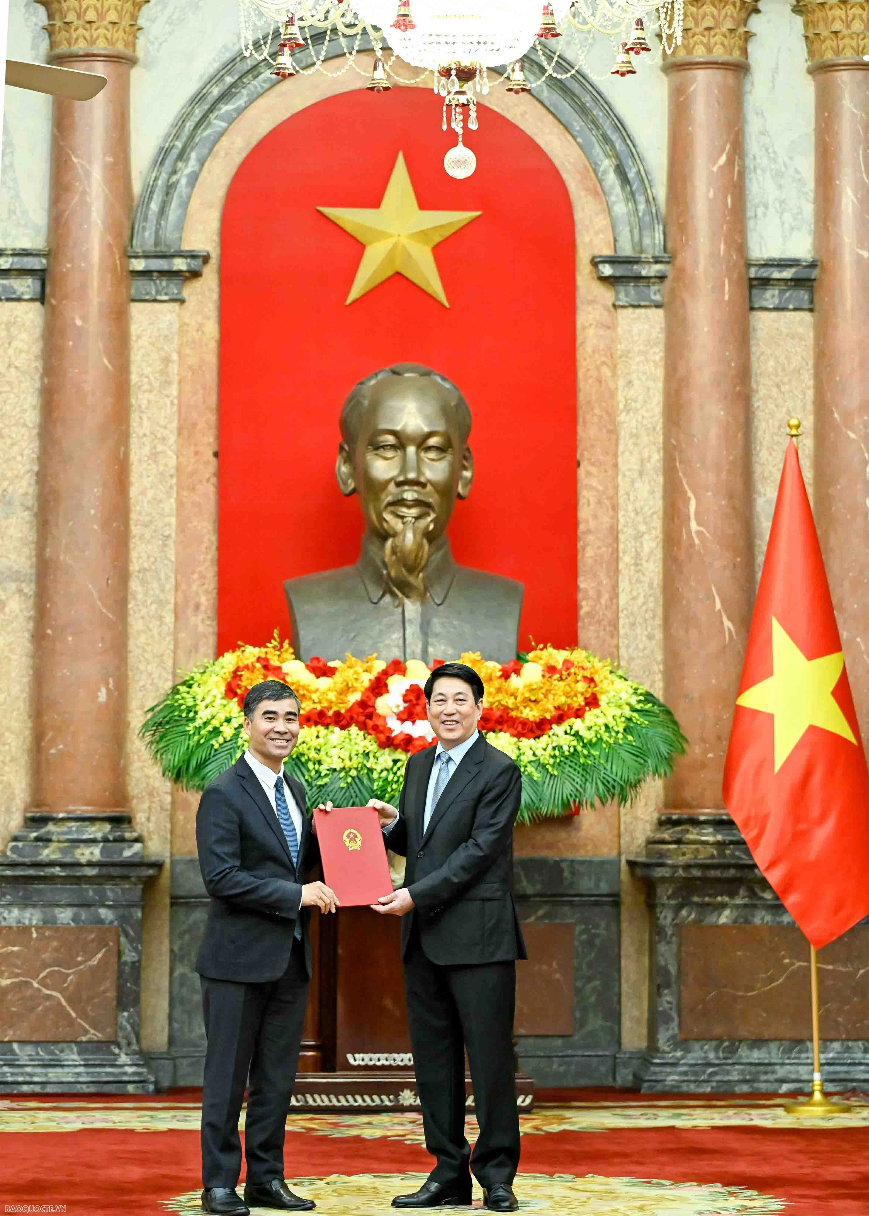 President Luong Cuong presents Appointment Decisions for Vietnamese Ambassadors for the 2025-2028 term President Luong Cuong presents Appointment Decisions for Vietnamese Ambassadors for the 2025-2028 term