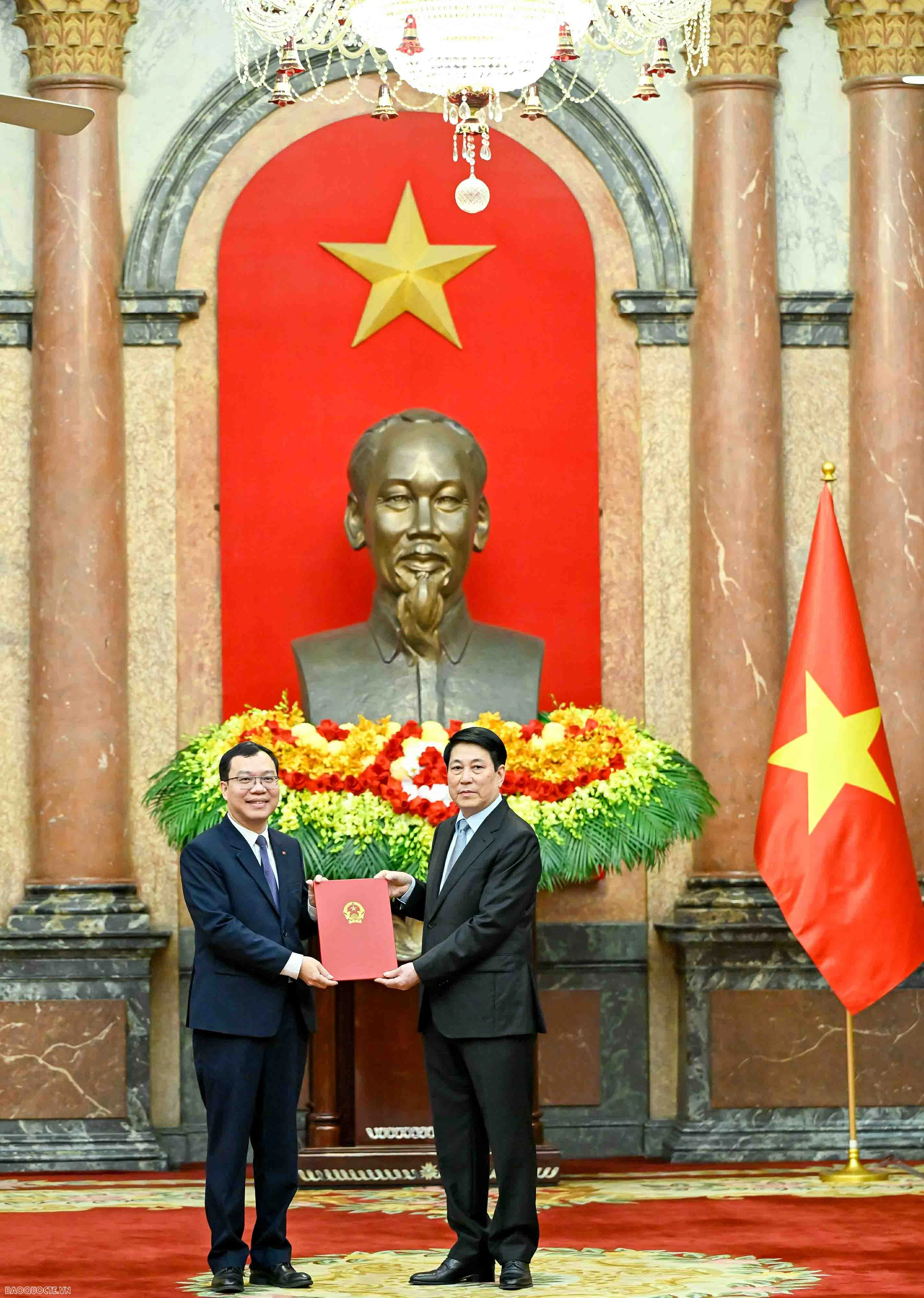 President Luong Cuong presents Appointment Decisions for Vietnamese Ambassadors for the 2025-2028 term President Luong Cuong presents Appointment Decisions for Vietnamese Ambassadors for the 2025-2028 term