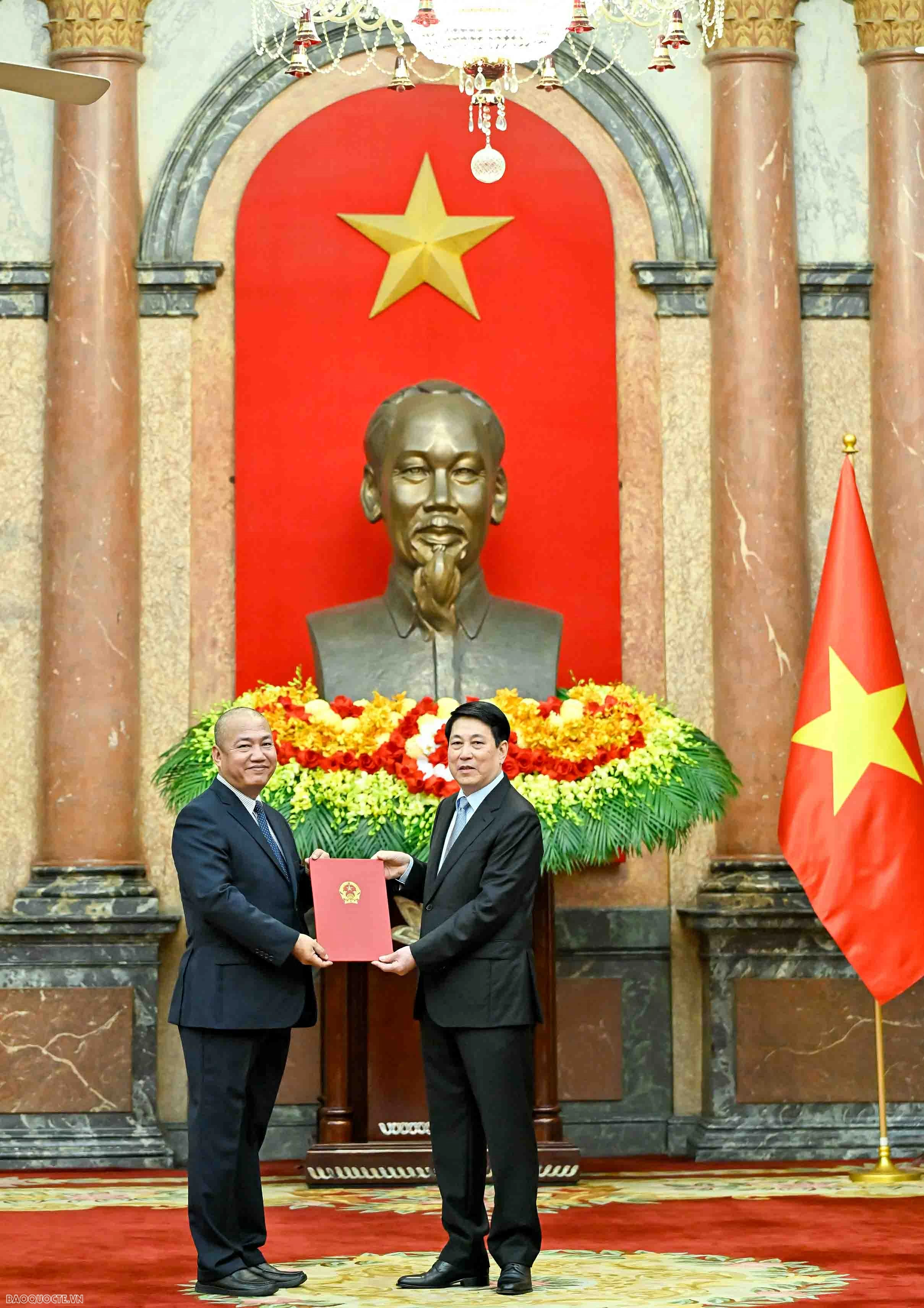President Luong Cuong presents Appointment Decisions for Vietnamese Ambassadors for the 2025-2028 term President Luong Cuong presents Appointment Decisions for Vietnamese Ambassadors for the 2025-2028 term