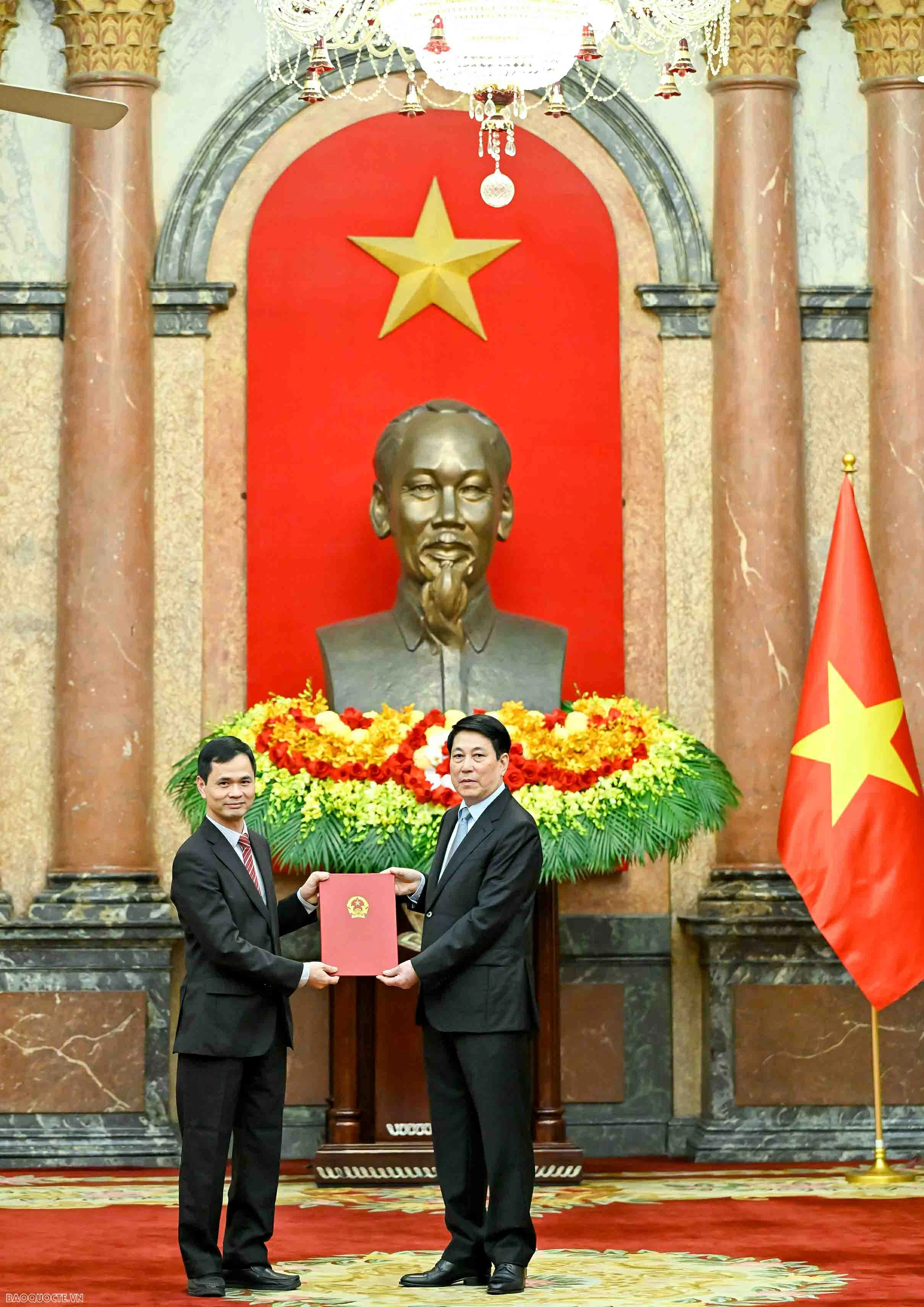 President Luong Cuong presents Appointment Decisions for Vietnamese Ambassadors for the 2025-2028 term President Luong Cuong presents Appointment Decisions for Vietnamese Ambassadors for the 2025-2028 term