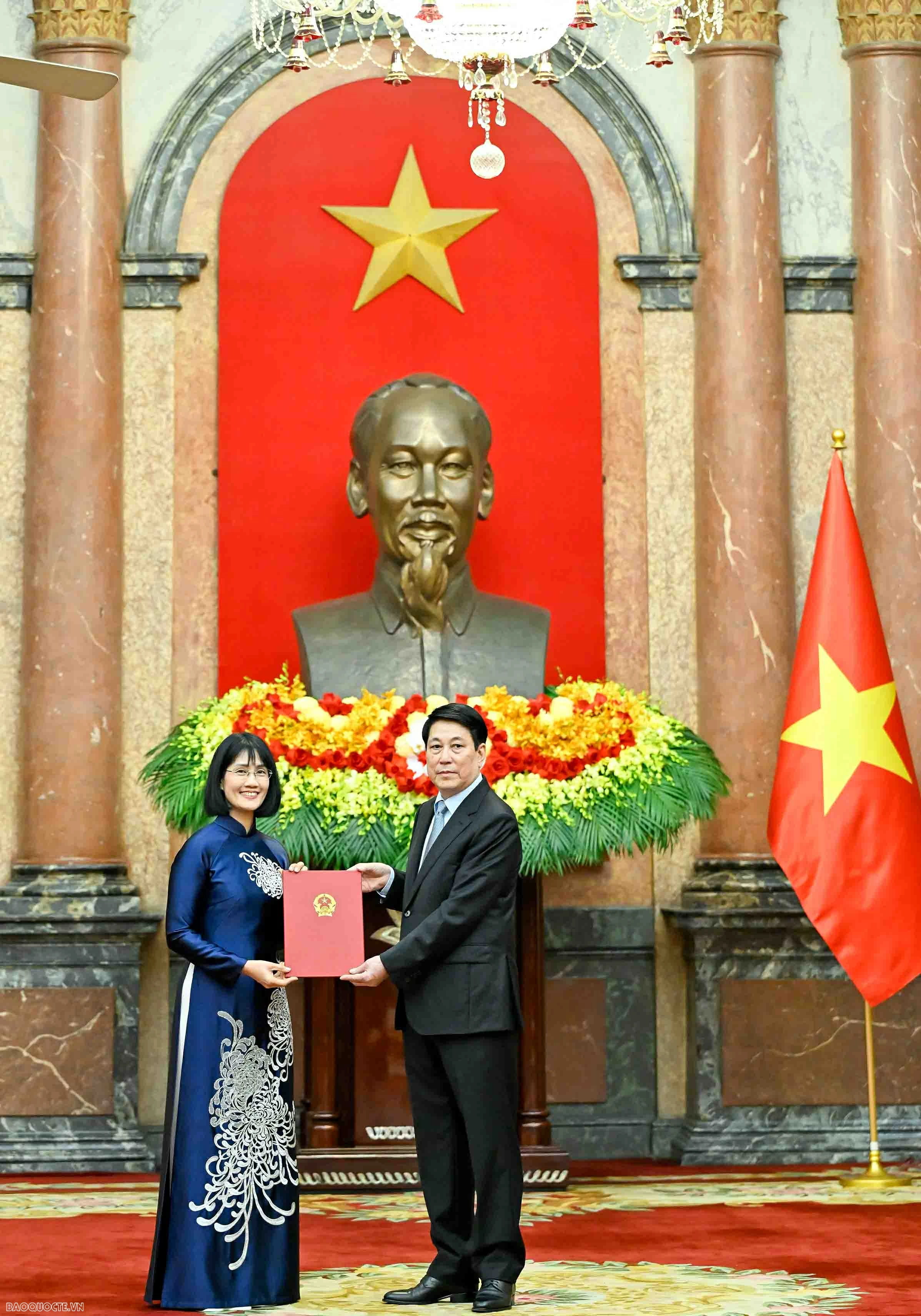 President Luong Cuong presents Appointment Decisions for Vietnamese Ambassadors for the 2025-2028 term President Luong Cuong presents Appointment Decisions for Vietnamese Ambassadors for the 2025-2028 term