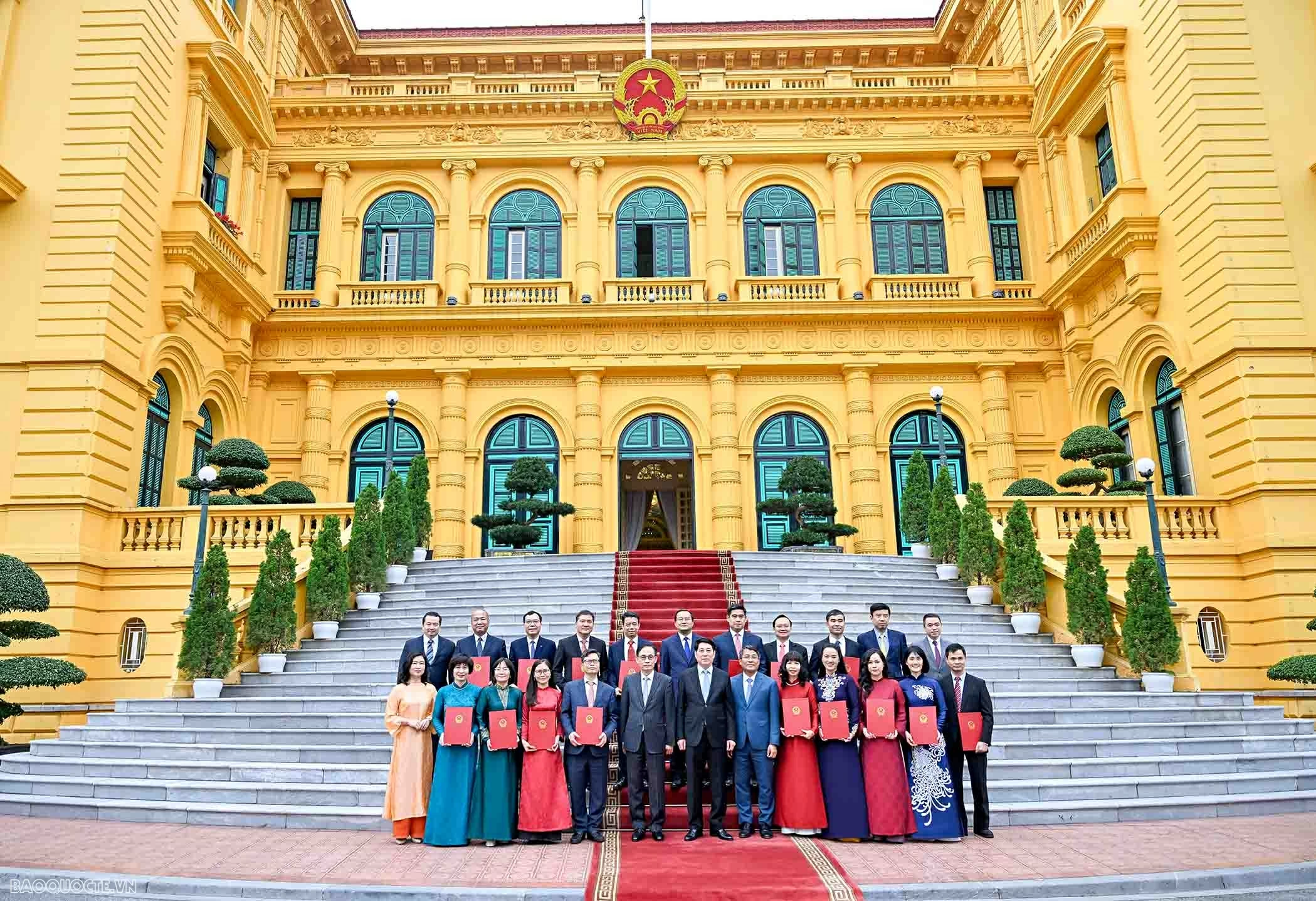 President Luong Cuong presents Appointment Decisions for Vietnamese Ambassadors for the 2025-2028 term President Luong Cuong presents Appointment Decisions for Vietnamese Ambassadors for the 2025-2028 term