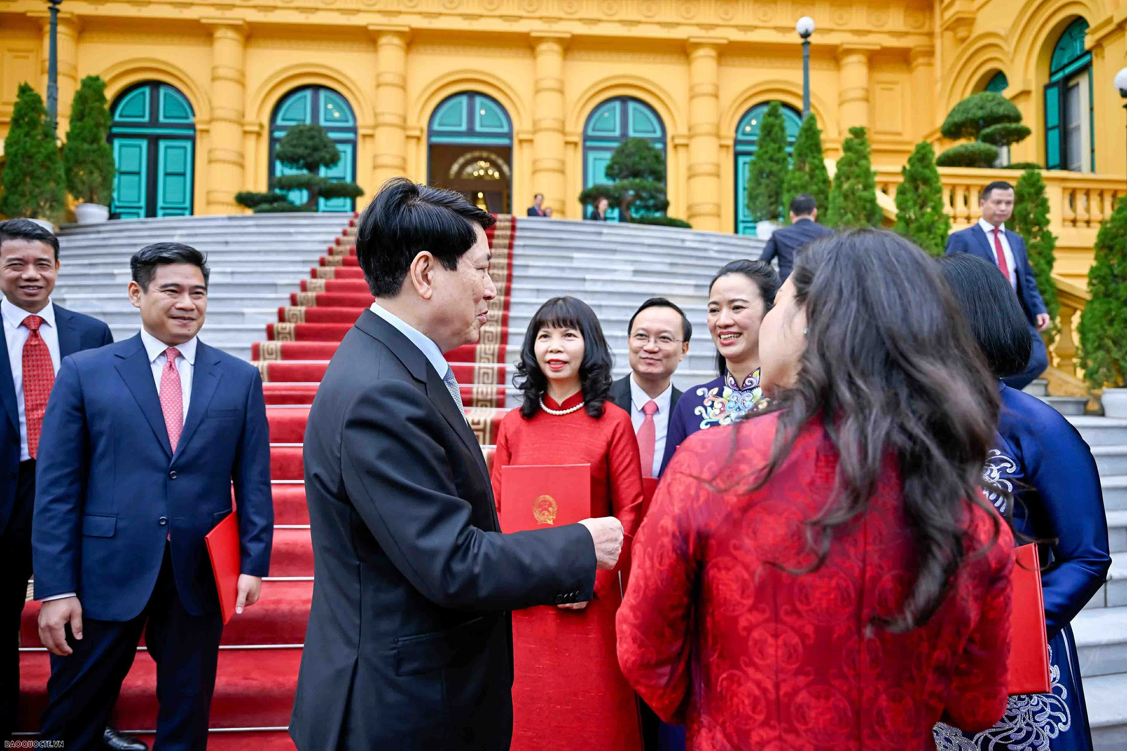 President Luong Cuong presents Appointment Decisions for Vietnamese Ambassadors for the 2025-2028 term President Luong Cuong presents Appointment Decisions for Vietnamese Ambassadors for the 2025-2028 term
