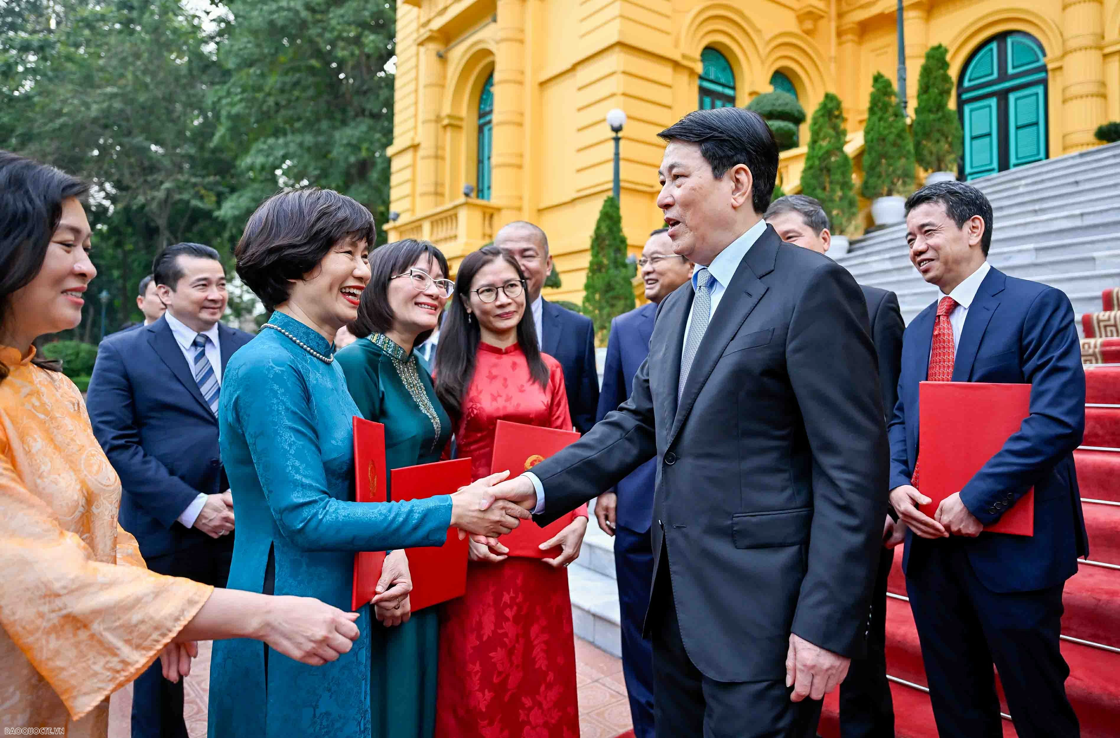 President Luong Cuong presents Appointment Decisions for Vietnamese Ambassadors for the 2025-2028 term President Luong Cuong presents Appointment Decisions for Vietnamese Ambassadors for the 2025-2028 term
