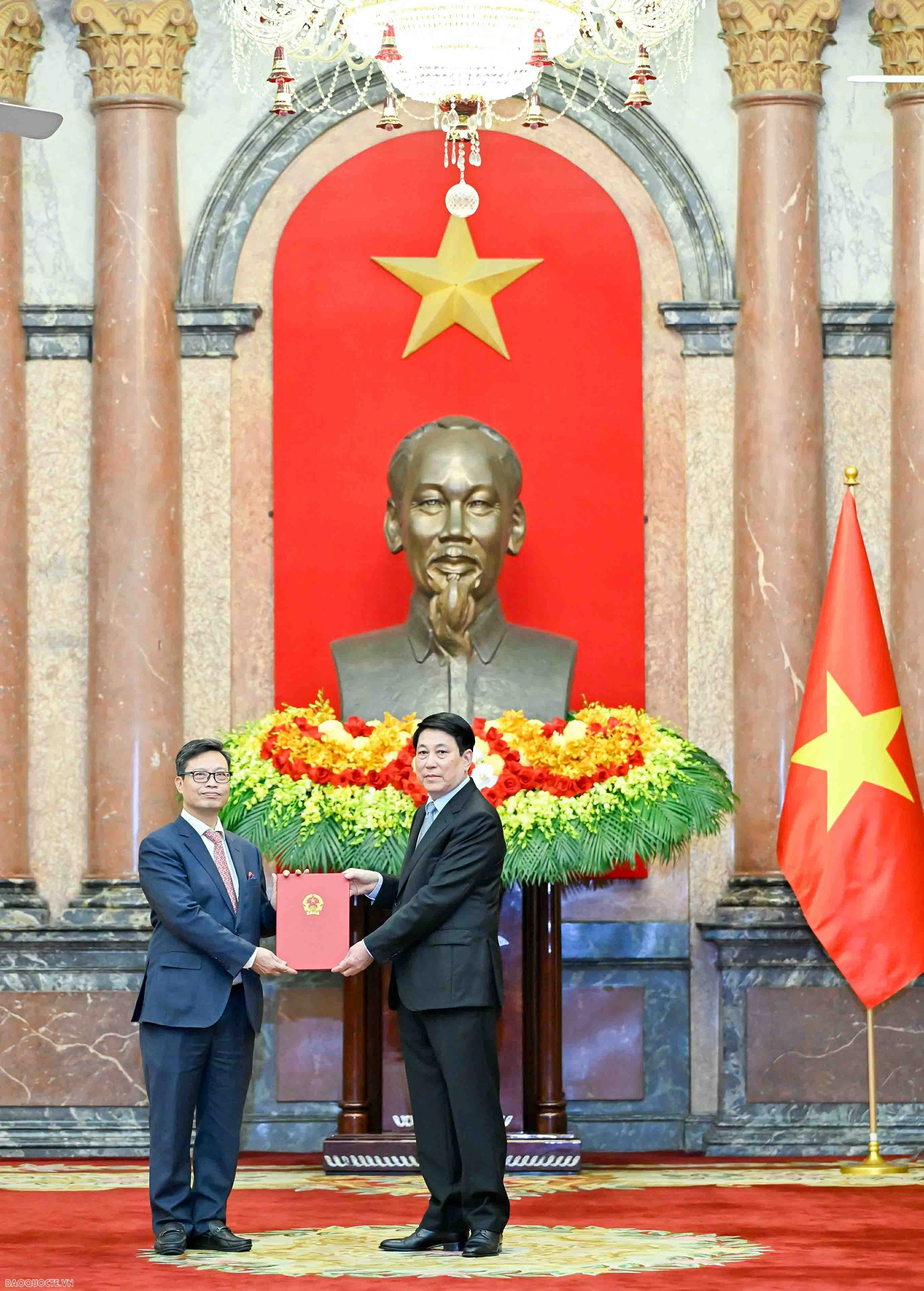 President Luong Cuong presents Appointment Decisions for Vietnamese Ambassadors for the 2025-2028 term President Luong Cuong presents Appointment Decisions for Vietnamese Ambassadors for the 2025-2028 term