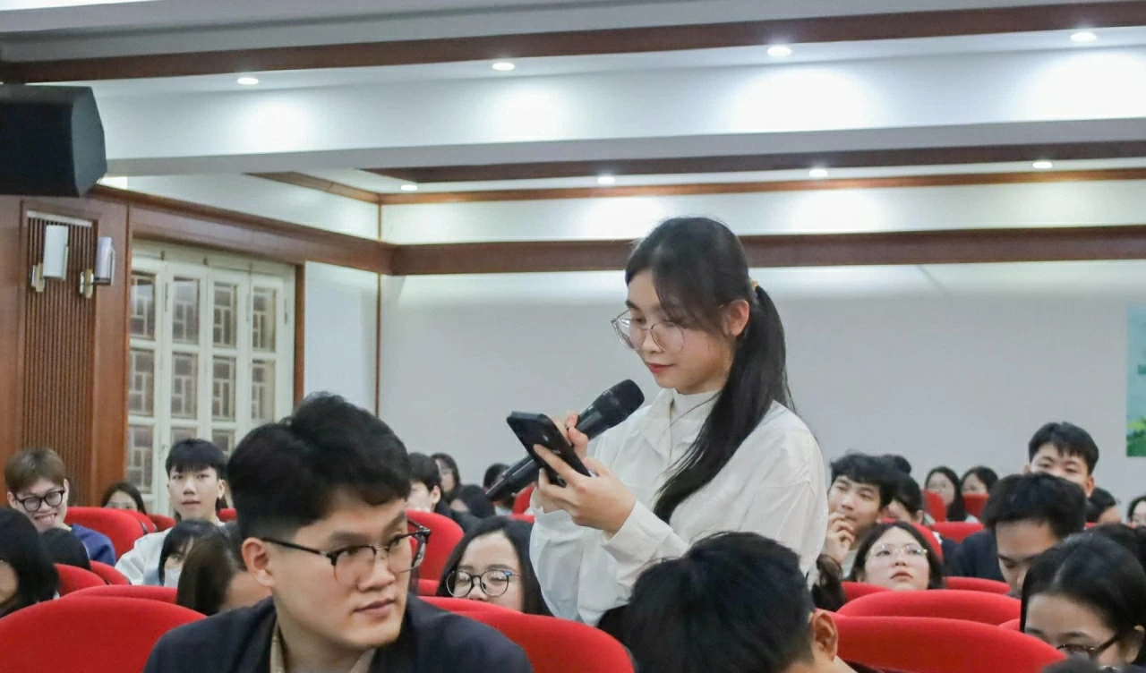 Over 300 students from Thuy Loi University seek job opportunities at the Internship Recruitment Workshop