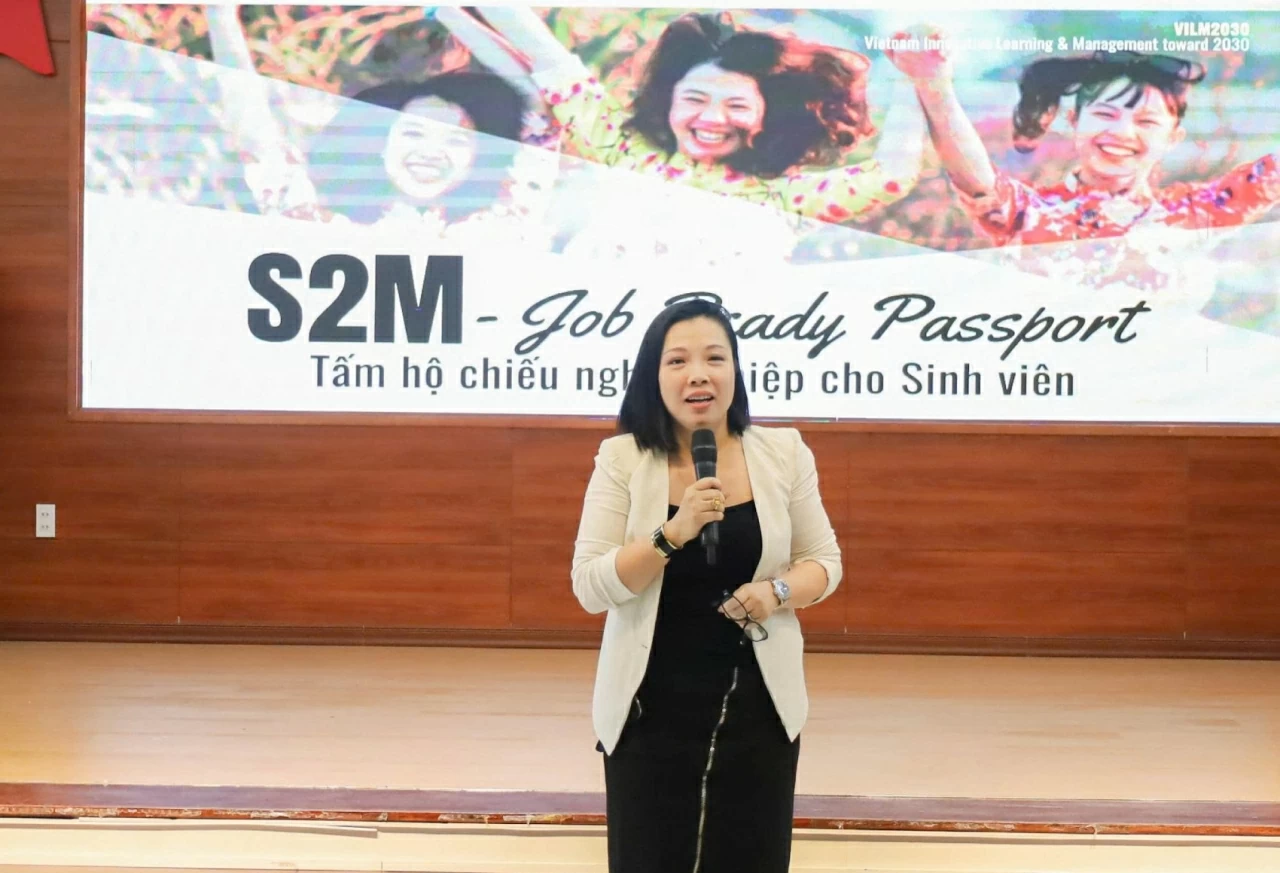 Over 300 students from Thuy Loi University seek job opportunities at the Internship Recruitment Workshop