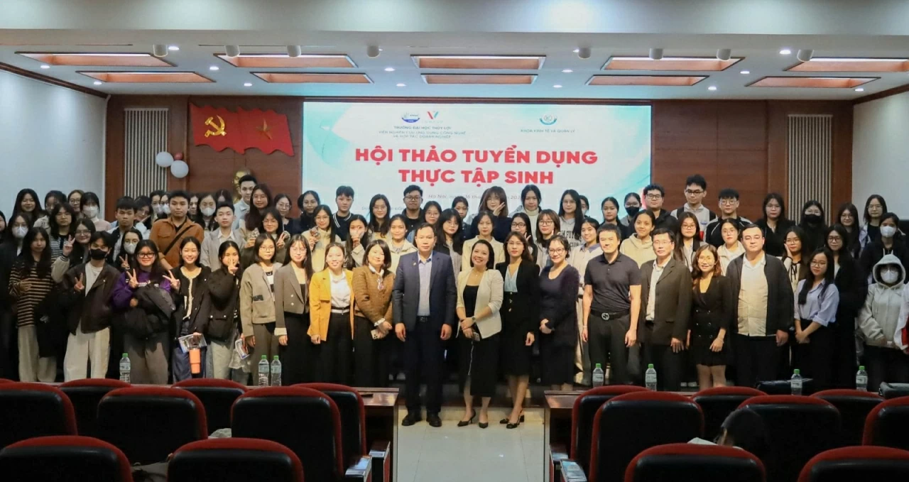 Over 300 students from Thuy Loi University seek job opportunities at the Internship Recruitment Workshop