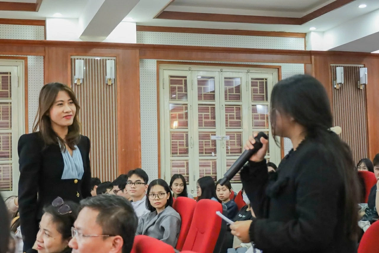 Over 300 students from Thuy Loi University seek job opportunities at the Internship Recruitment Workshop