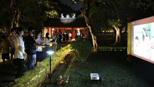 Visitors take part in a night tour at the Temple of Literature (Van Mieu – Quoc Tu Giam) in Hanoi. (Photo: nhandan.vn)