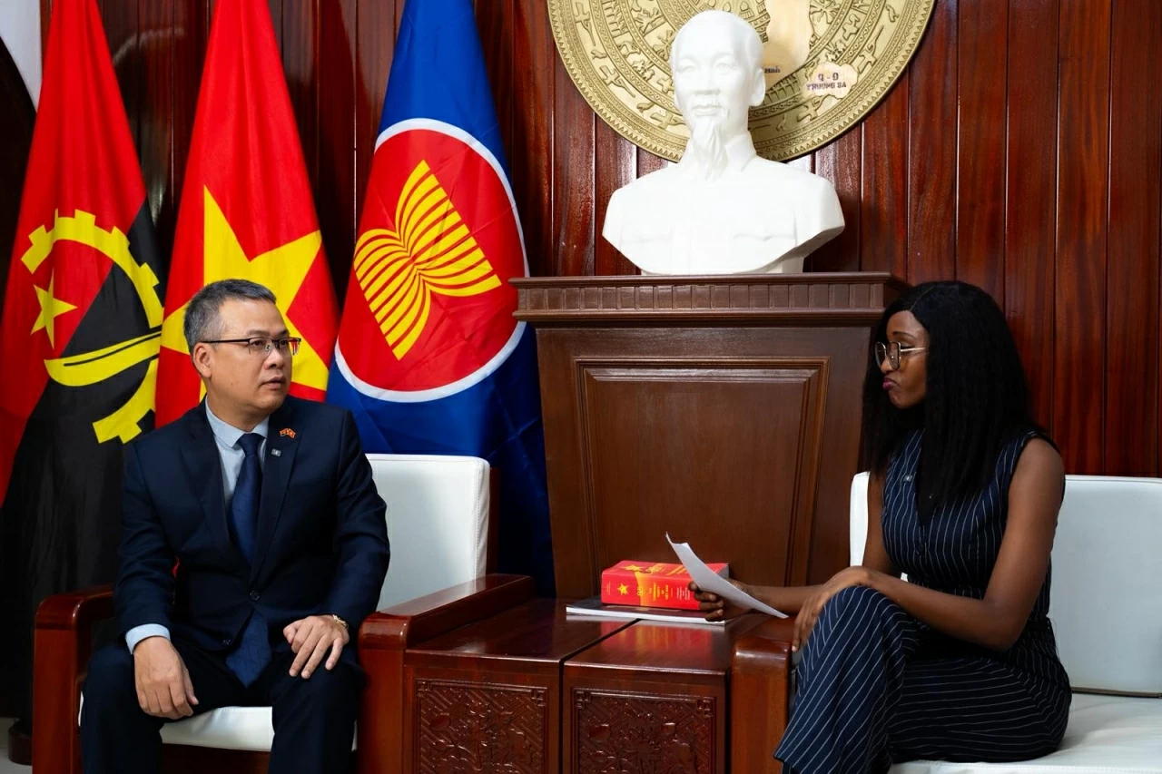 14th National Party Congress: Ambassador Duong Chinh Chuc addresses Angolan media on the significance of this landmark event