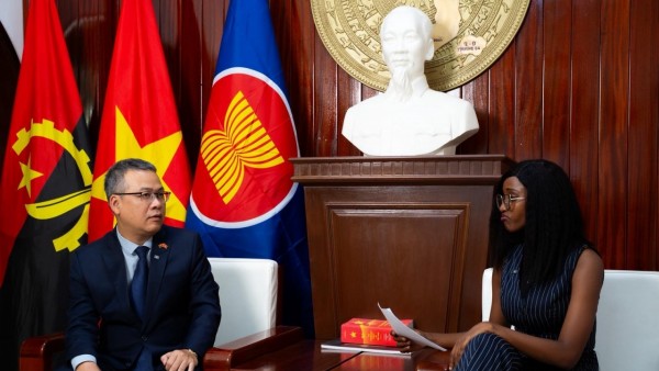 14th National Party Congress: Ambassador Duong Chinh Chuc addresses Angolan media on the significance of this landmark event