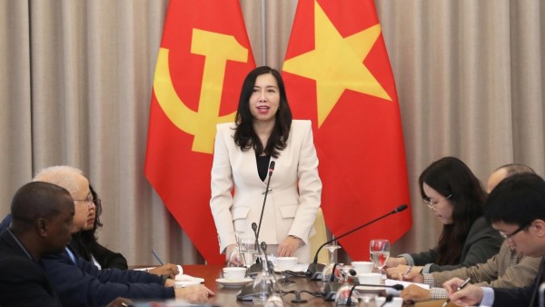 Deputy FM Le Thi Thu Hang welcomes foreign journalists covering the 14th National Party Congress