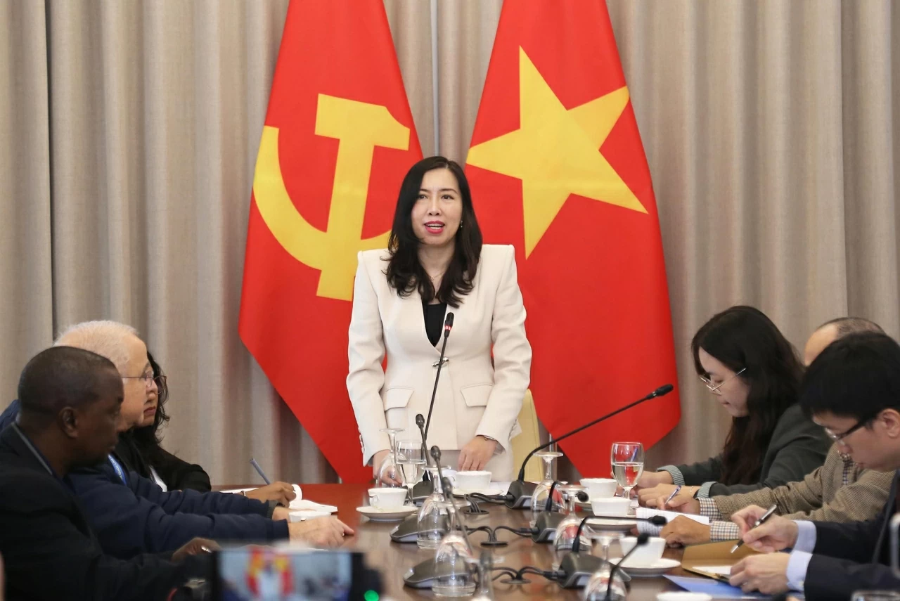 Deputy FM Le Thi Thu Hang welcomes foreign journalists covering the 14th National Party Congress