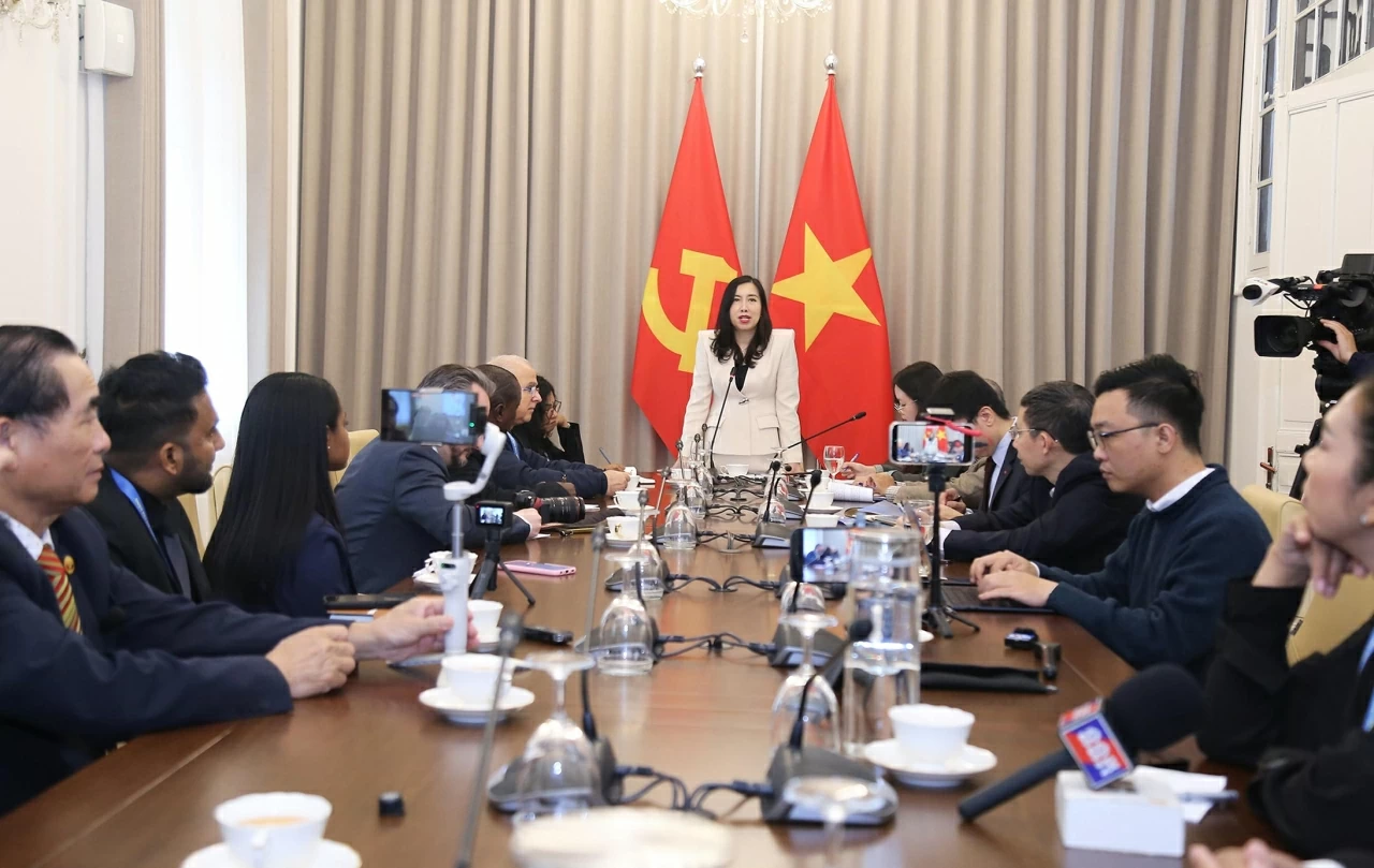 Deputy FM Le Thi Thu Hang welcomes foreign journalists covering the 14th National Party Congress