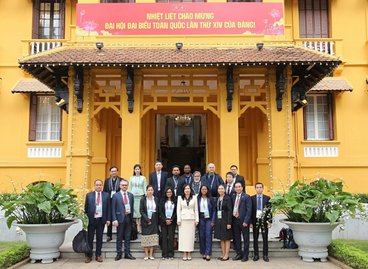 Deputy FM Le Thi Thu Hang welcomes foreign journalists covering the 14th National Party Congress