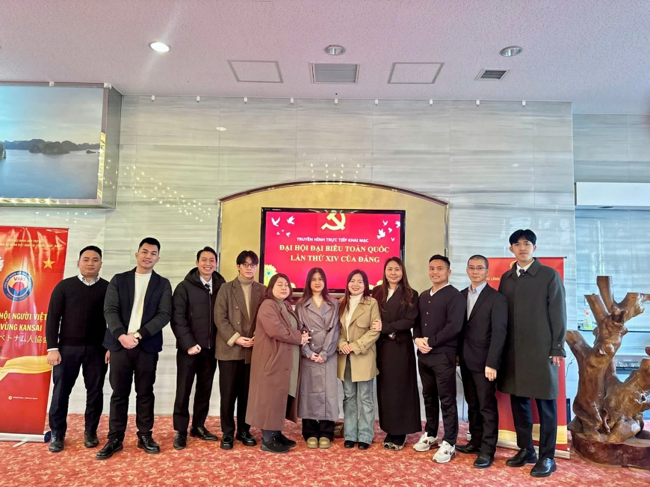 14th National Party Congress: Vietnamese community in Japan's Osaka watches live Opening Ceremony