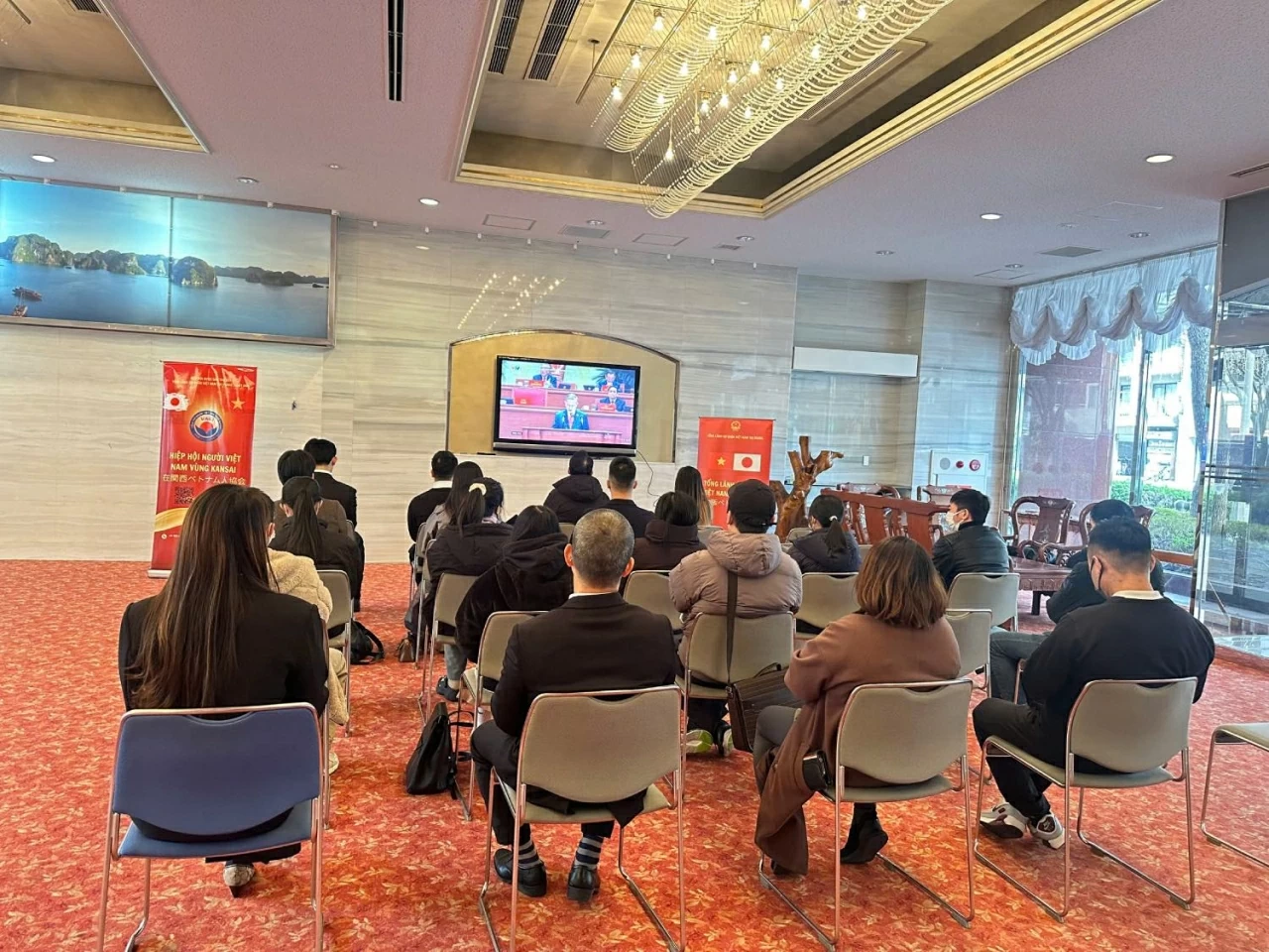 14th National Party Congress: Vietnamese community in Japan's Osaka watches live Opening Ceremony