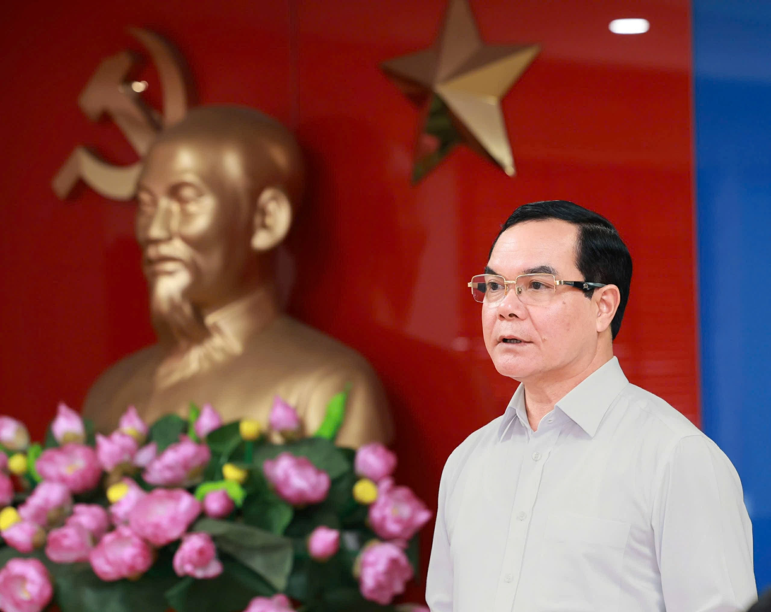 14th National Party Congress: Building a modern and strong Vietnamese working class in the new era of national development 14th National Party Congress: Building a modern and strong Vietnamese working class in the new era of national development