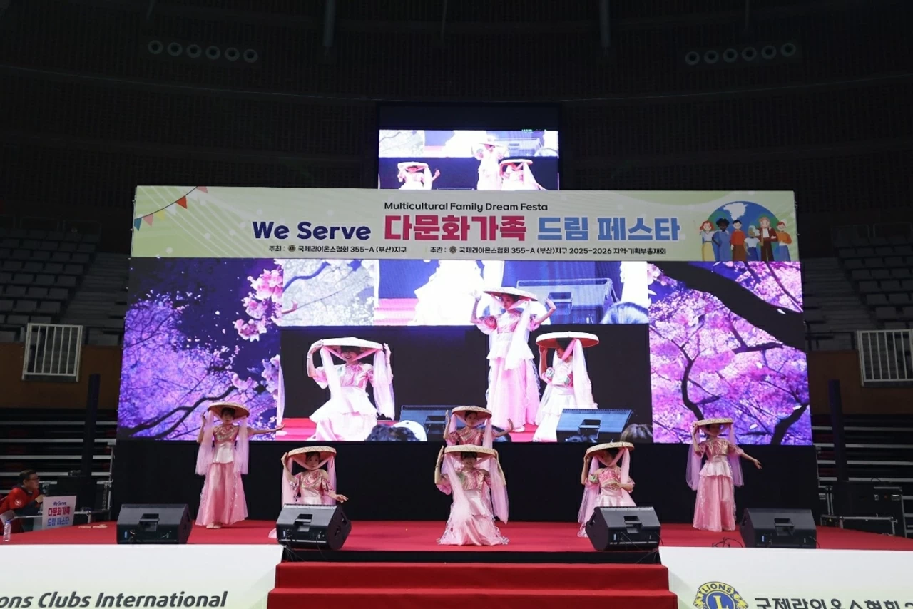 Consul General Doan Phuong Lan attends 'We Serve - Multicultural Family Dream Festival' in Busan, RoK