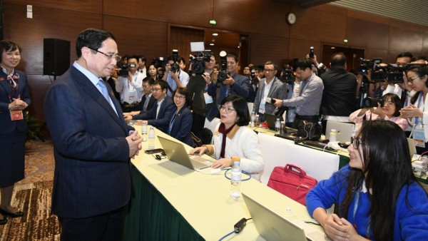 14th National Party Congress: Prime Minister Pham Minh Chinh visits Press Centre and encourages journalists covering the event