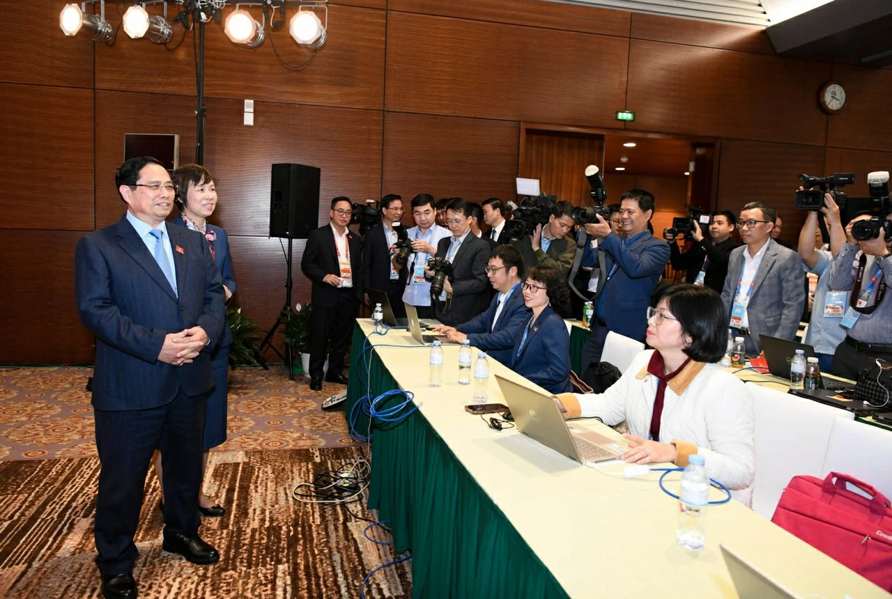 14th National Party Congress: Prime Minister Pham Minh Chinh visits Press Centre and encourages journalists covering the event