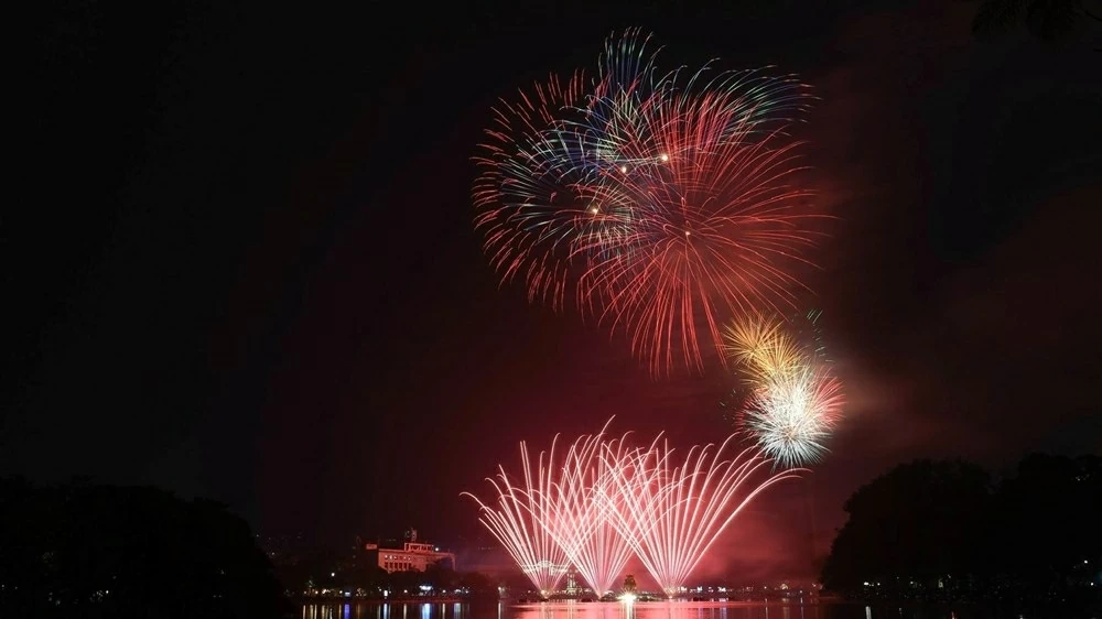 Hanoi hosts artistic fireworks to celebrate the success of the 14th National Party Congress