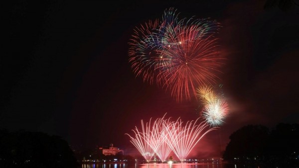 Hanoi hosts artistic fireworks to celebrate the success of the 14th National Party Congress