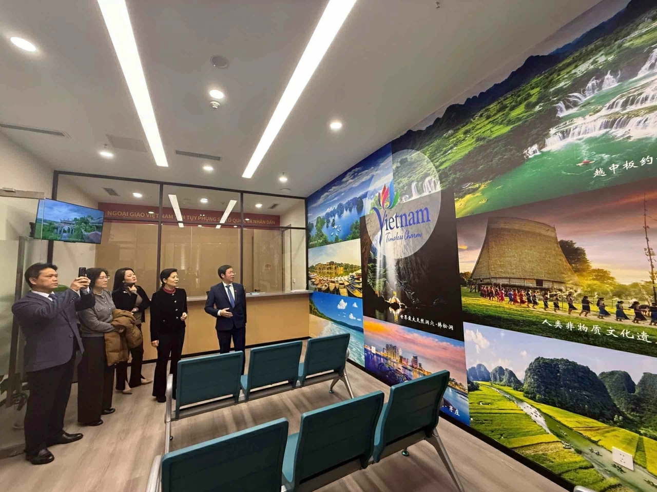 Celebrating 76 years of Vietnam-China diplomatic relations in Chongqing