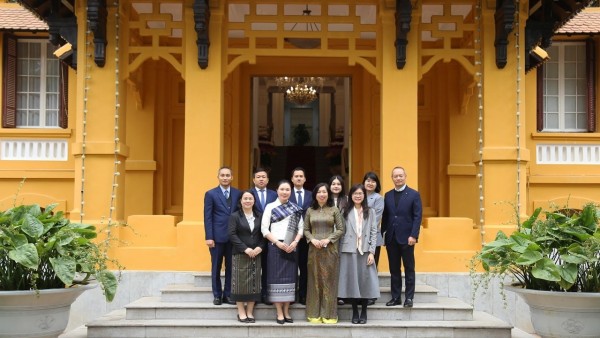 Deputy FM Le Thi Thu Hang presents Consular Acceptance to new Lao Consul General in Da Nang