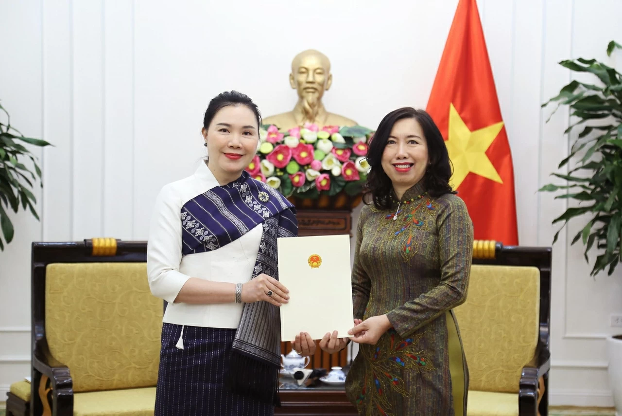 Deputy FM Le Thi Thu Hang presents Consular Acceptance to new Lao Consul General in Da Nang