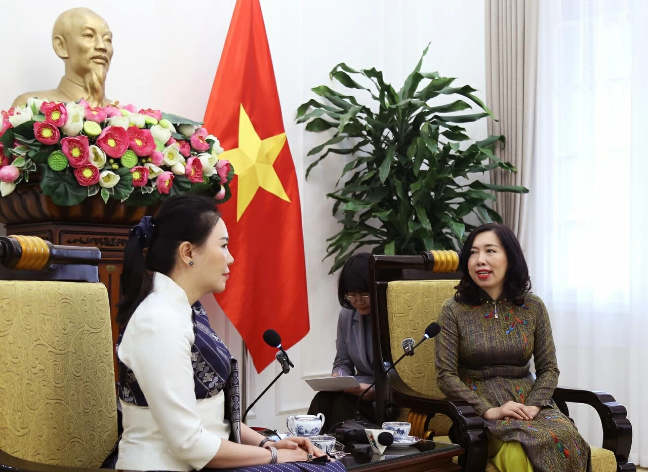 Deputy FM Le Thi Thu Hang presents Consular Acceptance to new Lao Consul General in Da Nang