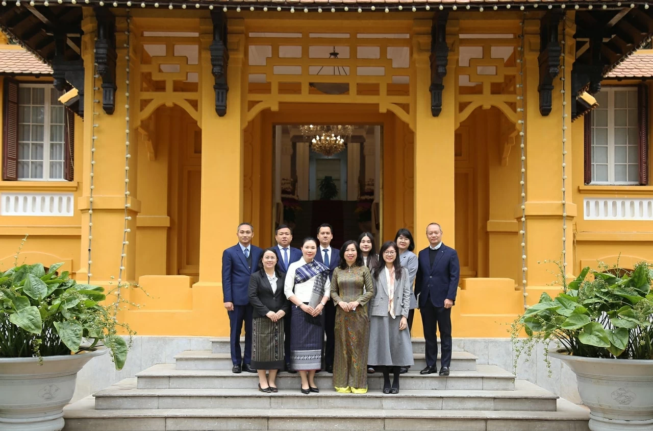Deputy FM Le Thi Thu Hang presents Consular Acceptance to new Lao Consul General in Da Nang