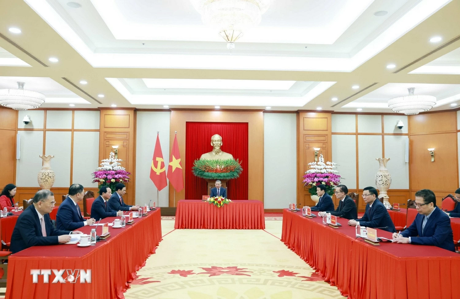 Russian President Vladimir Putin congratulates General Secretary To Lam during phone talks