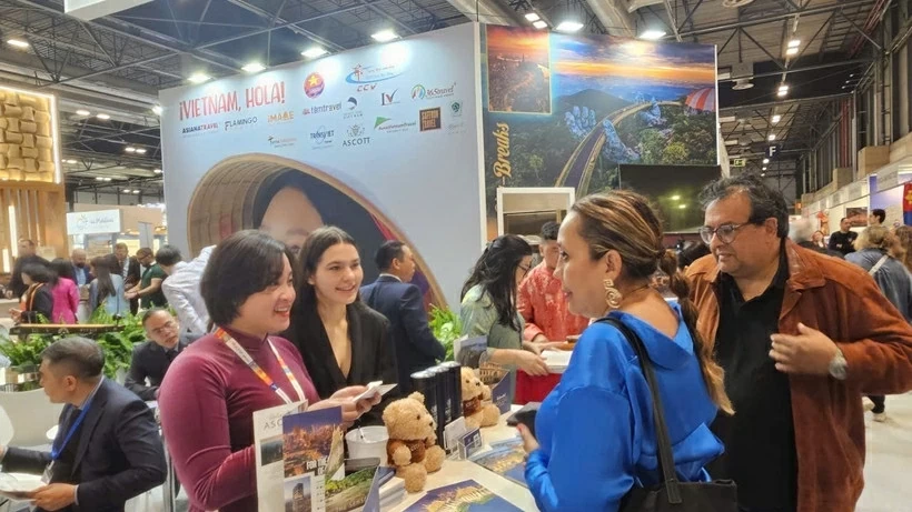 Visitors seek information on Vietnam’s tourist destinations at the 2026 FITUR International Tourism Fair. (Photo published by VNA)