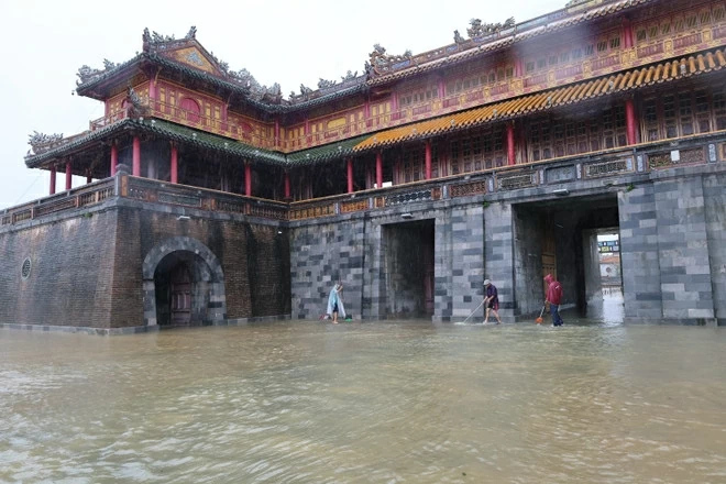 Staff of the Hue Monuments Conservation Centre clean up flooded areas of the Hue Imperial Citadel on October 29, 2025. (Photo: VNA)