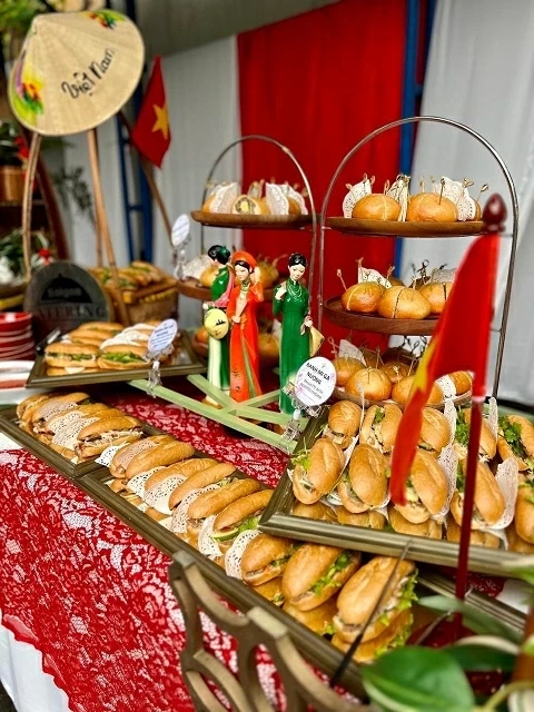 Overseas Vietnamese community in Indonesia: Preserving Vietnamese flavours in the Land of a Thousand Islands Overseas Vietnamese community in Indonesia: Preserving Vietnamese flavours in the Land of a Thousand Islands