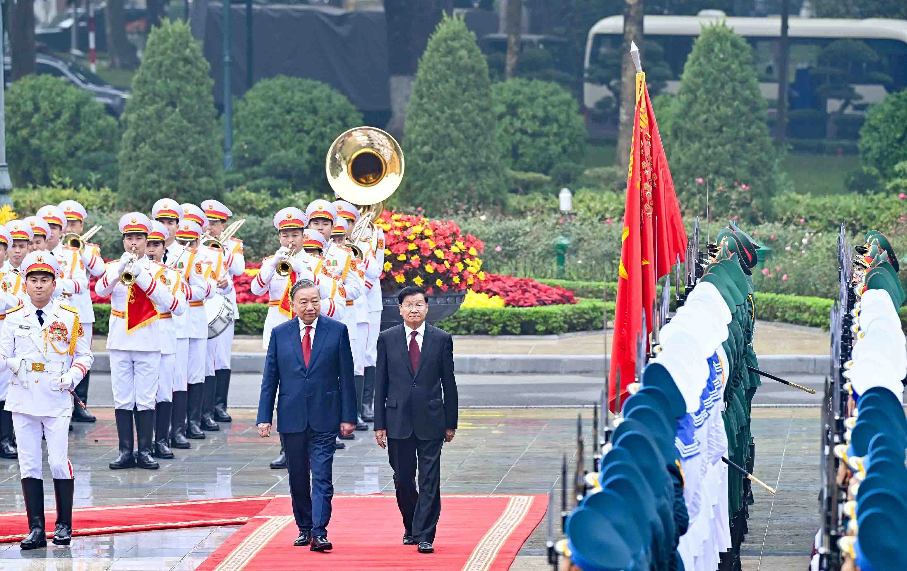 General Secretary To Lam, Lao General Secretary and President Thongloun Sisoulith hold talks